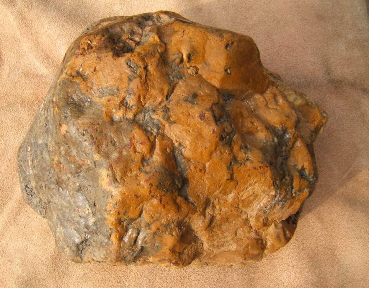 Abb. 8 Jaspis mit Profil eines Neandertalers, Fundort bei Dřevohostice, L 24 cm,  H 21 cm, 7,8 kg.