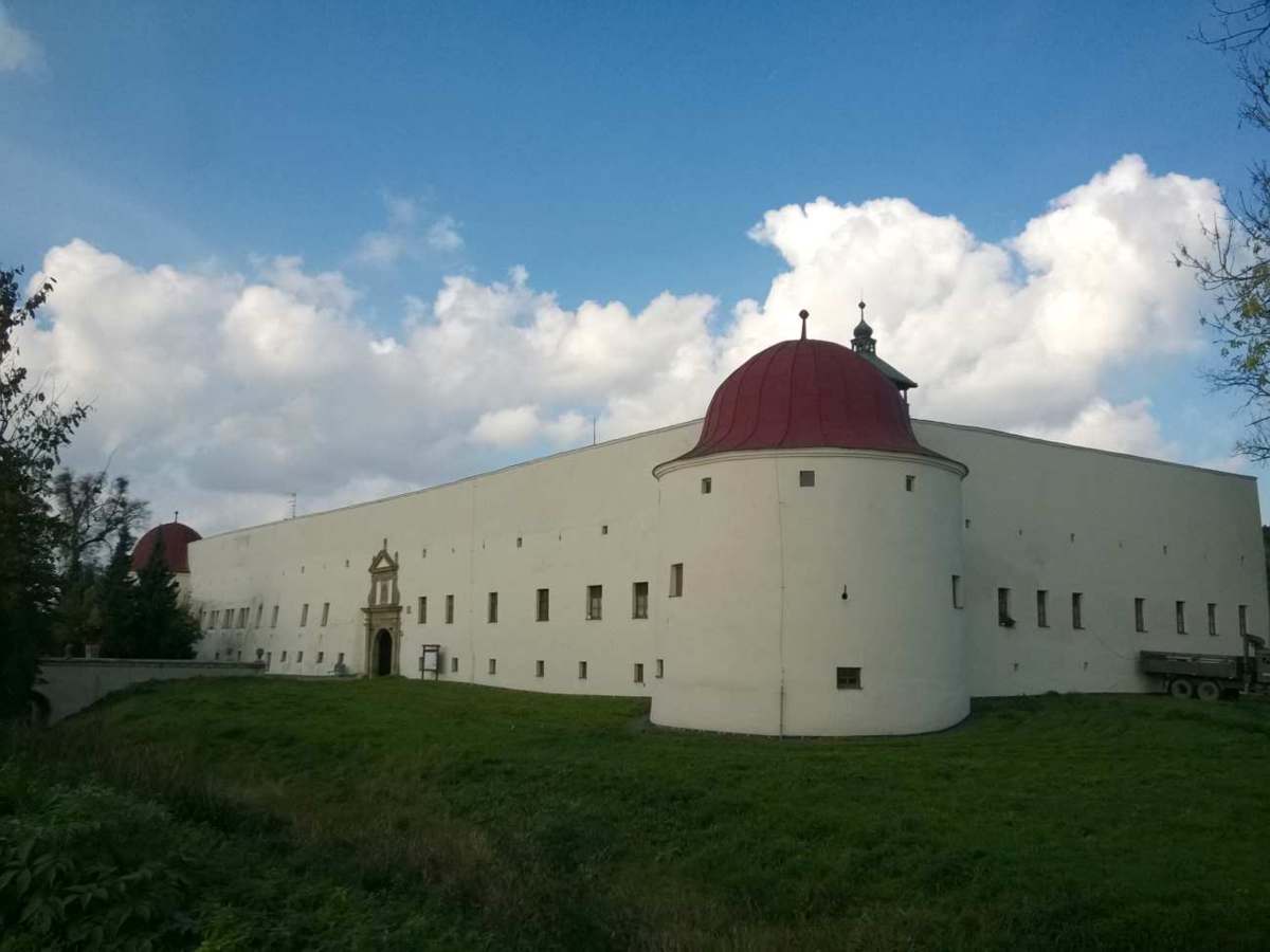 Abb. 1 Schloss in Dřevohostice.